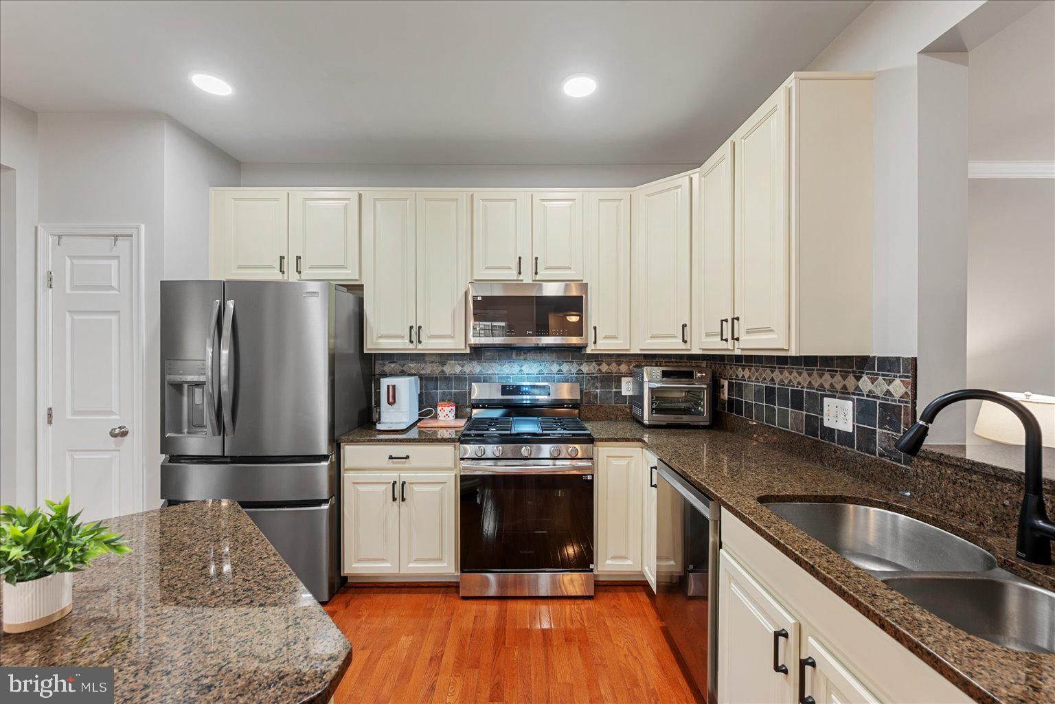 12761 STONE LINED CIRCLE