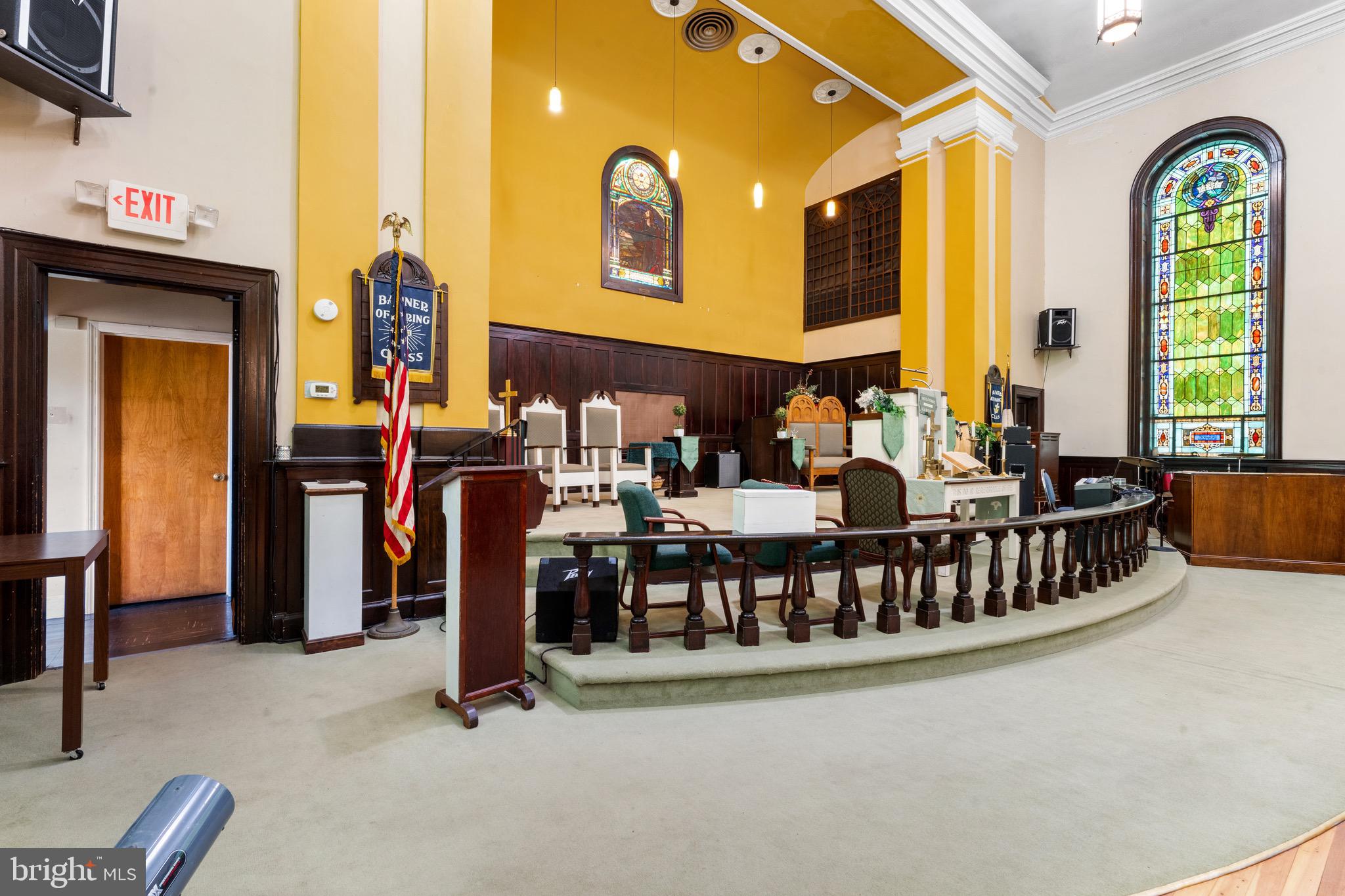 Main image without alt text