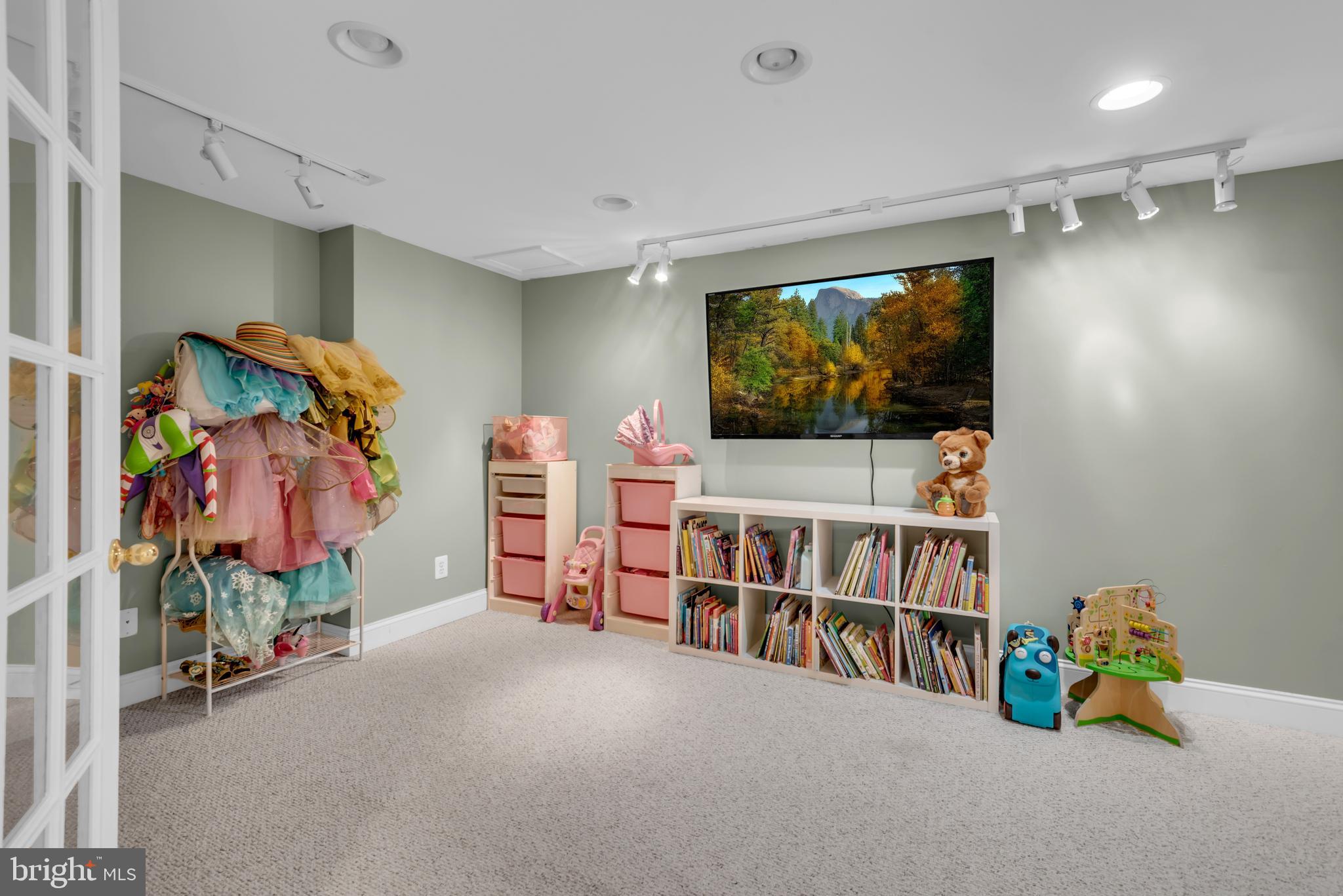 FARMINGTON VILLAGE - Residential