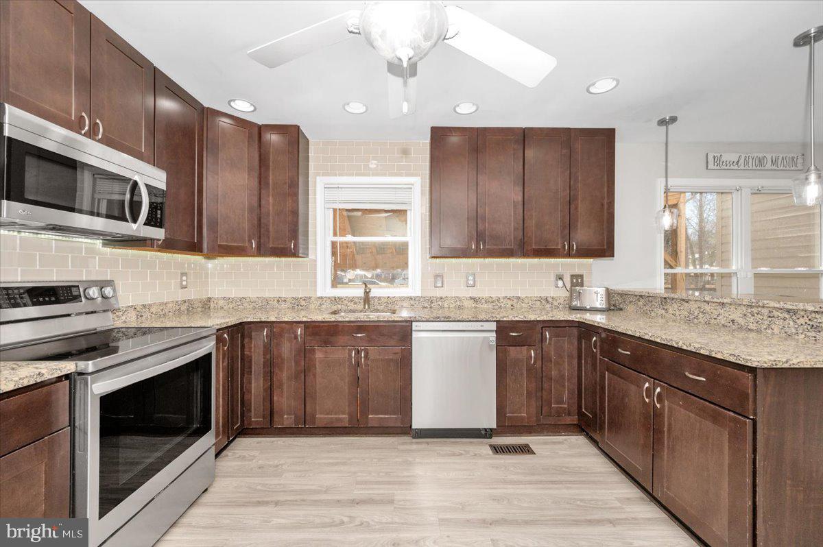 OAK HOLLOW - Residential