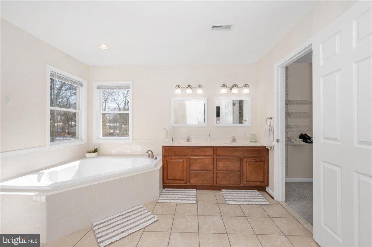 OAK HOLLOW - Residential