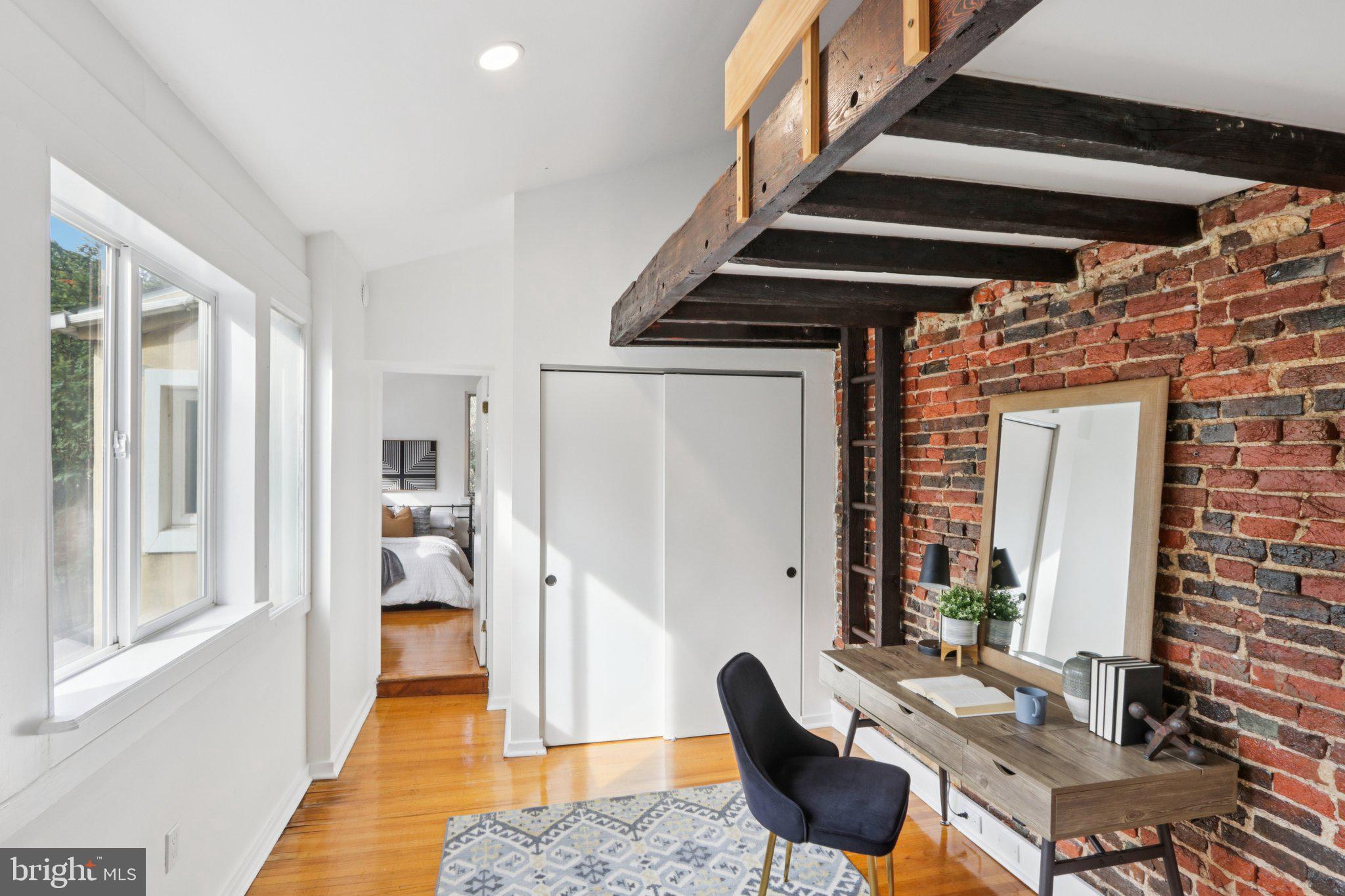 QUEEN VILLAGE - Residential