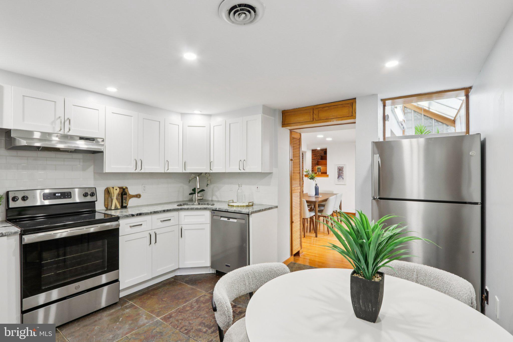 QUEEN VILLAGE - Residential