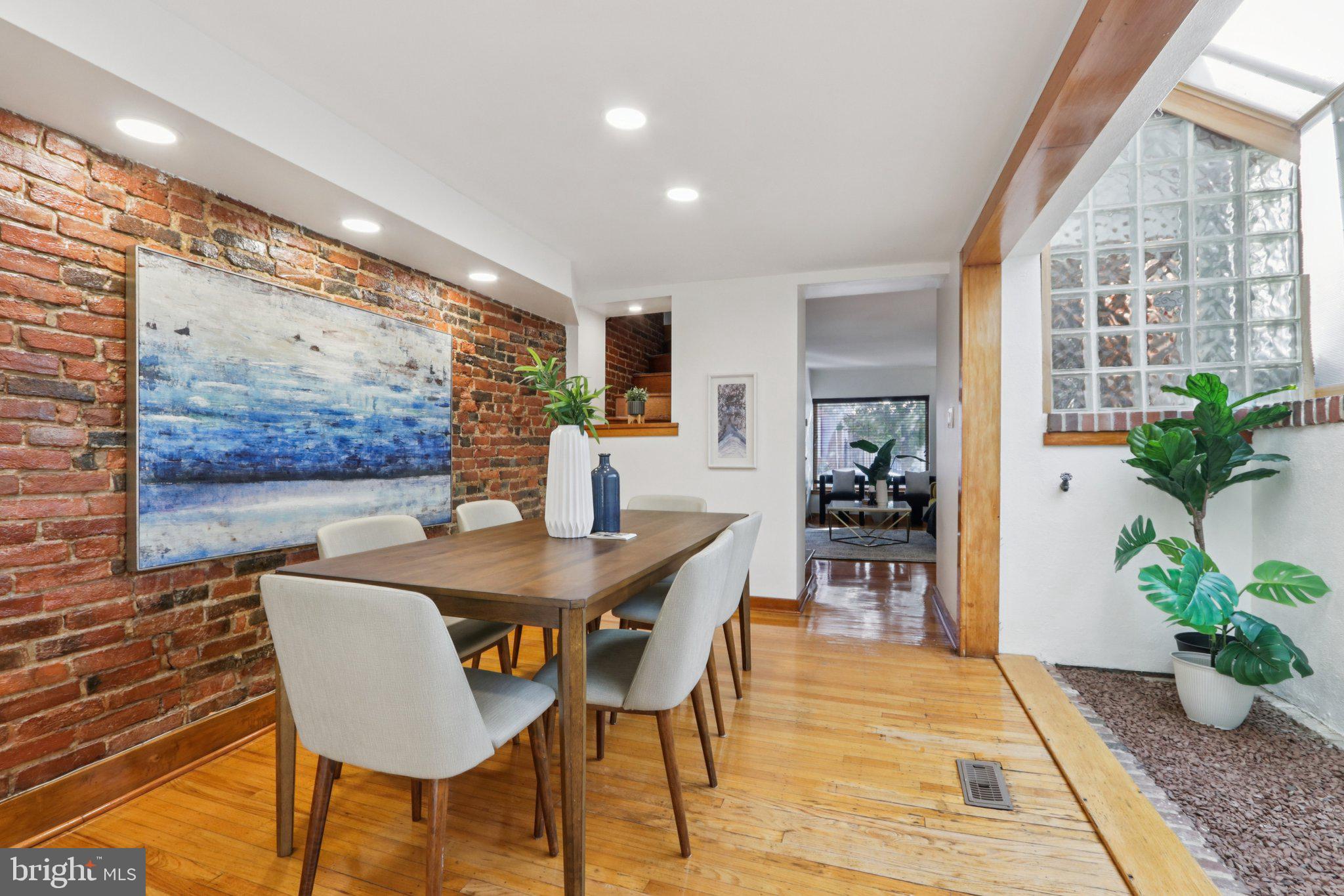 QUEEN VILLAGE - Residential