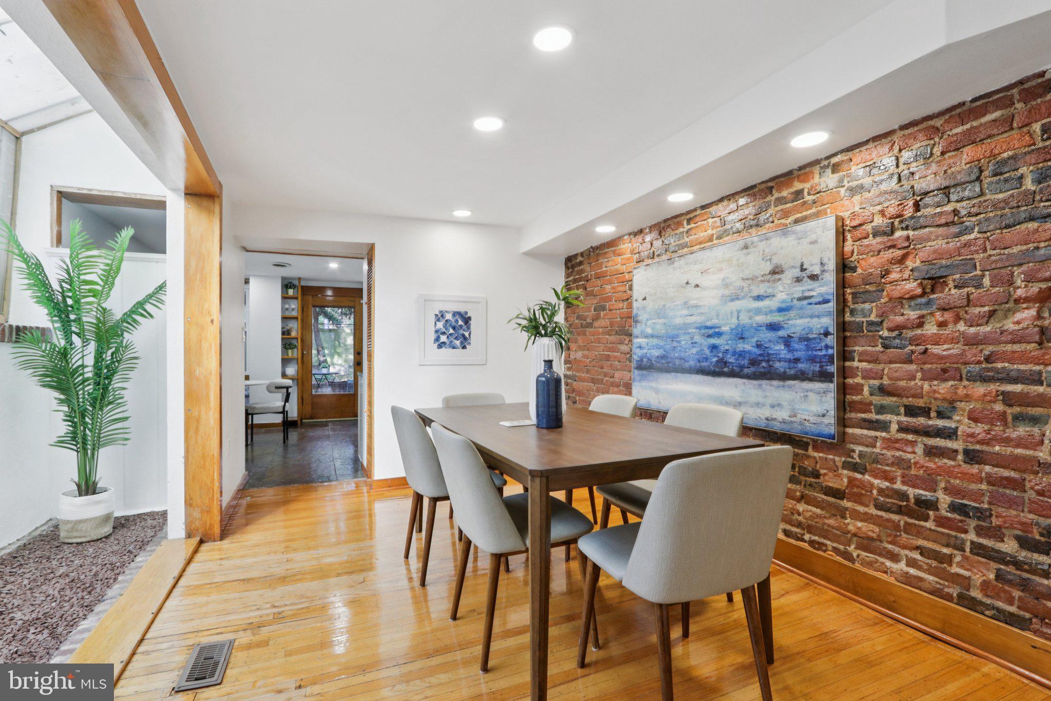 QUEEN VILLAGE - Residential