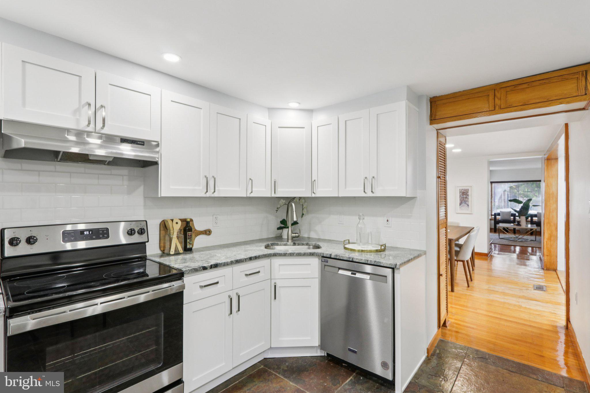 QUEEN VILLAGE - Residential