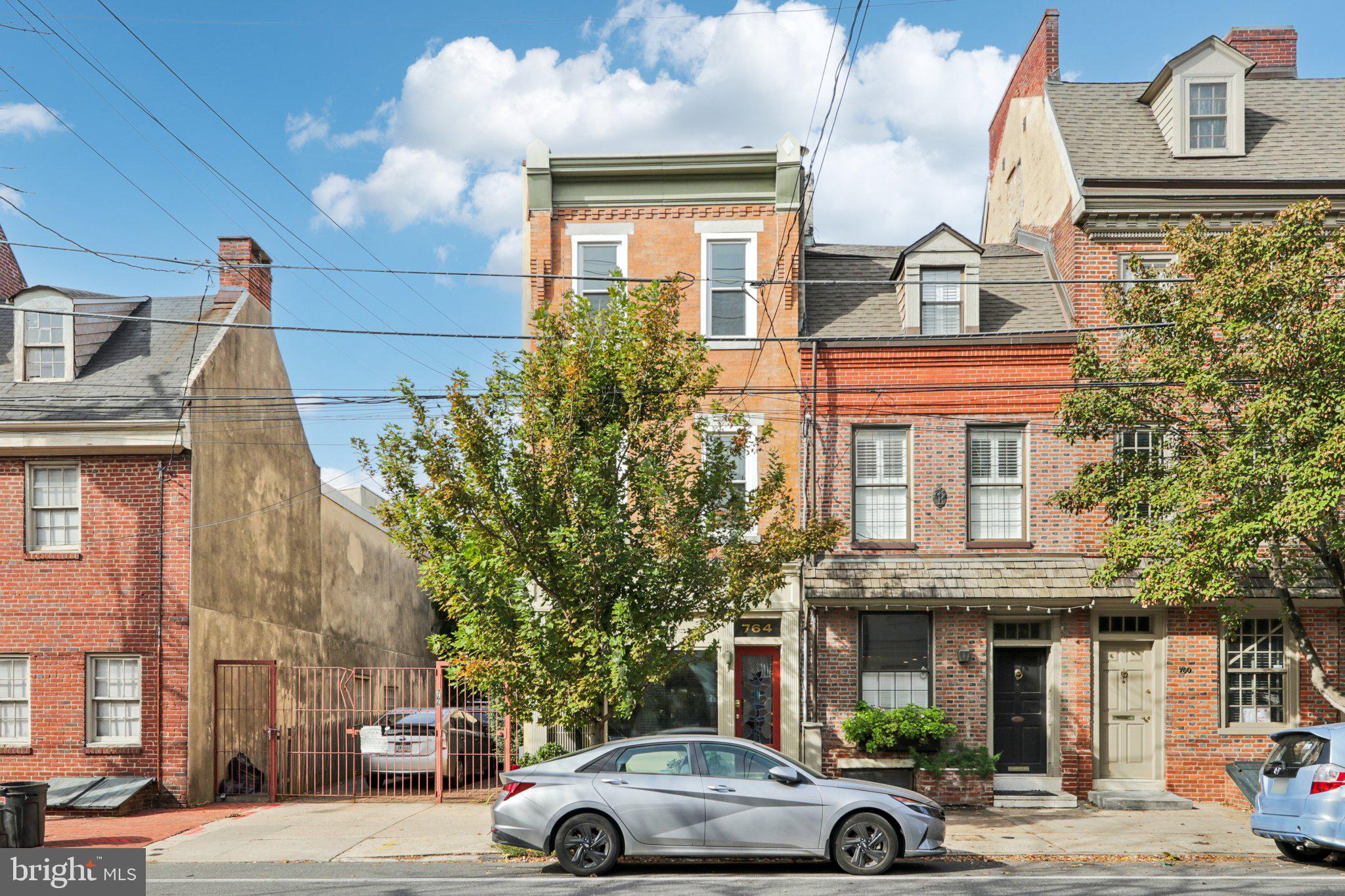 QUEEN VILLAGE - Residential
