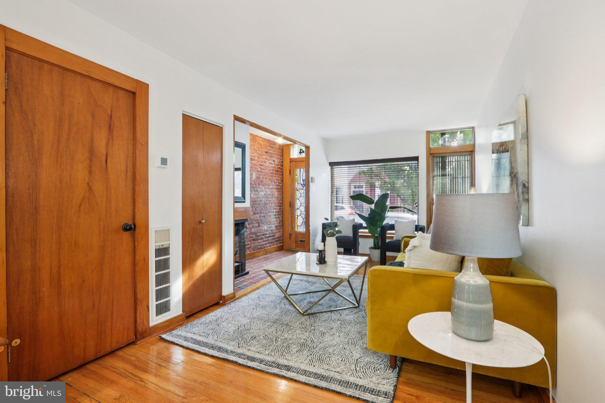 QUEEN VILLAGE - Residential