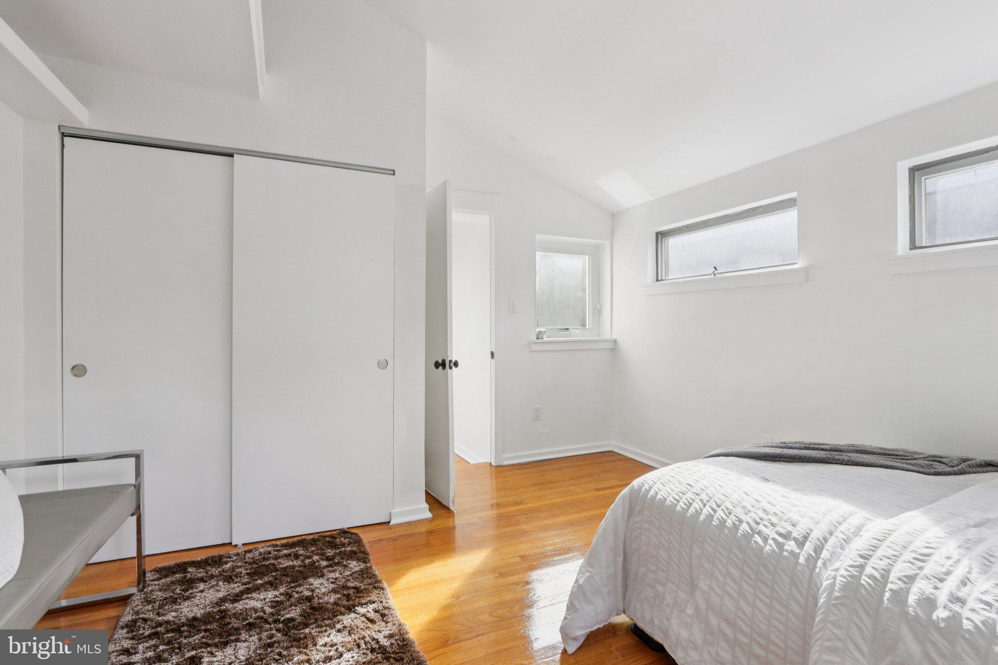 QUEEN VILLAGE - Residential