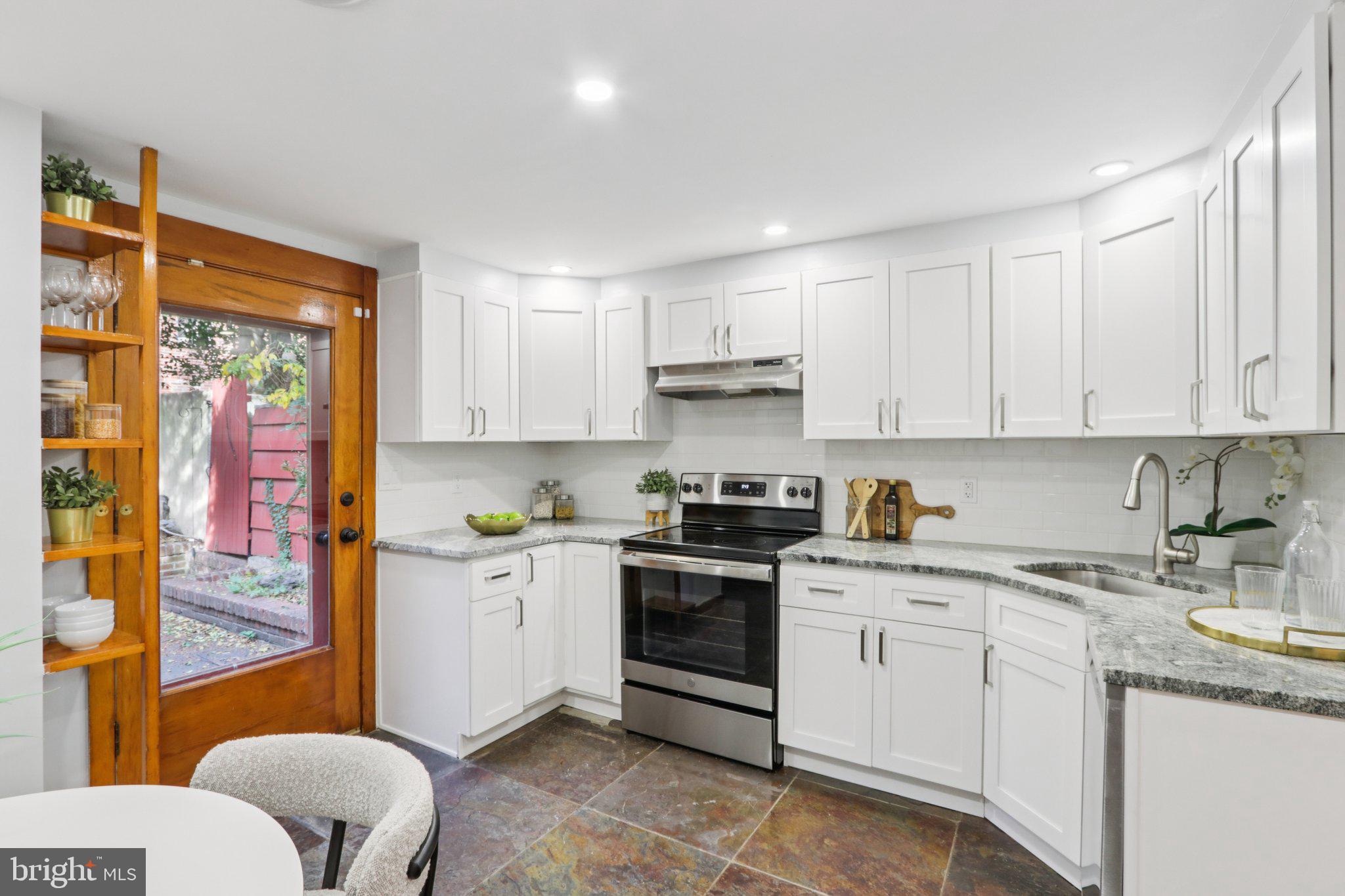 QUEEN VILLAGE - Residential