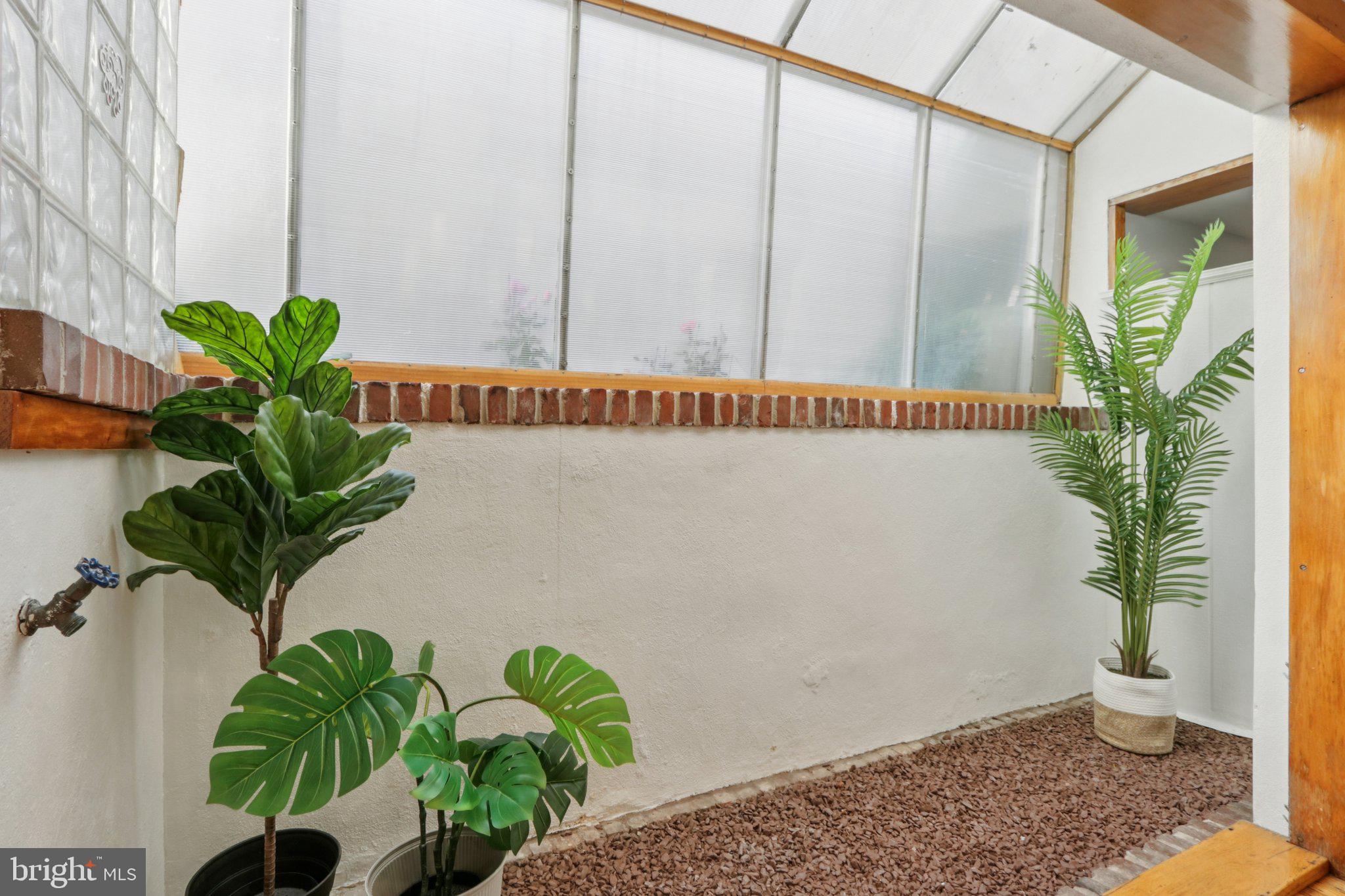 QUEEN VILLAGE - Residential