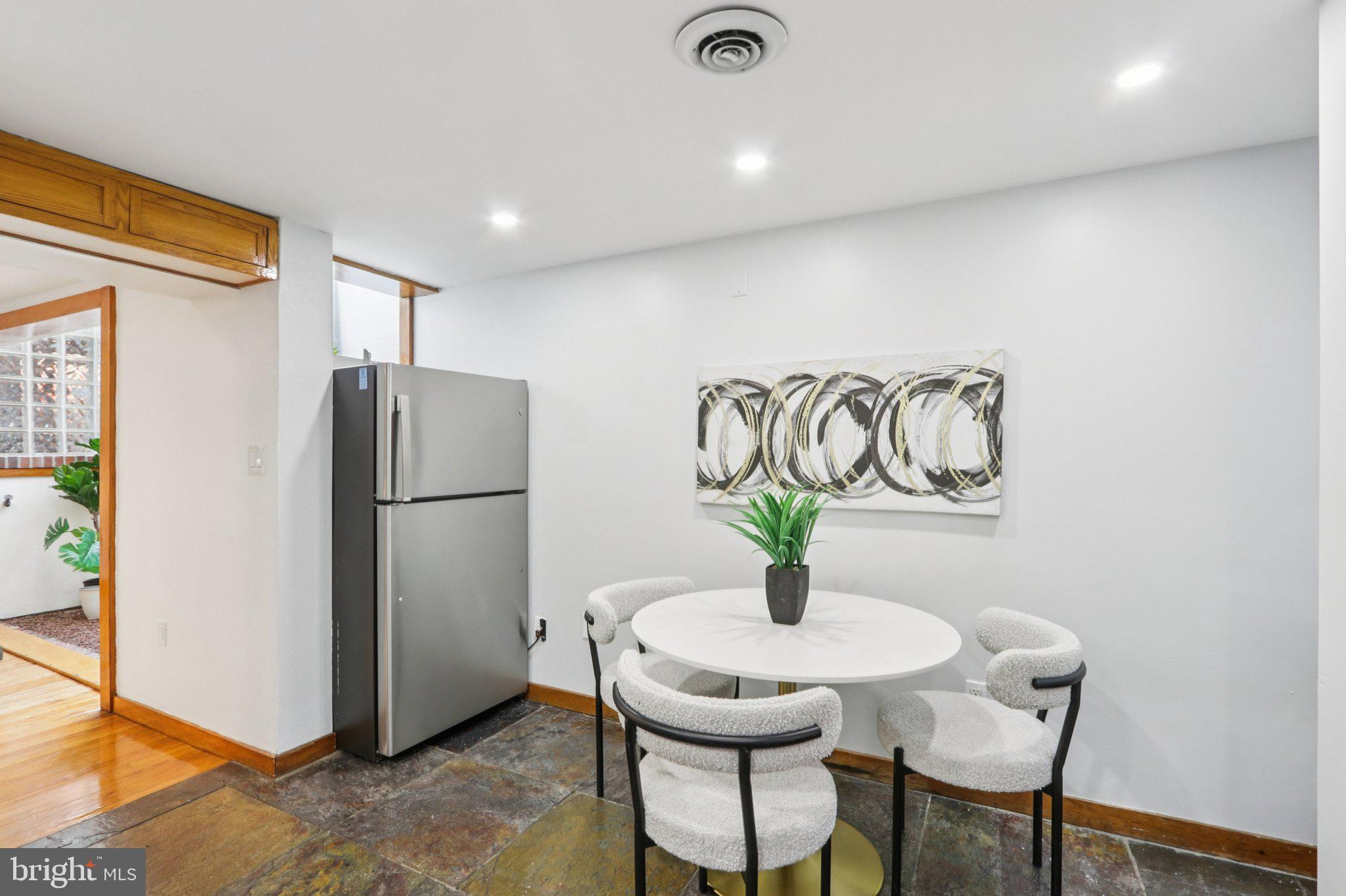 QUEEN VILLAGE - Residential