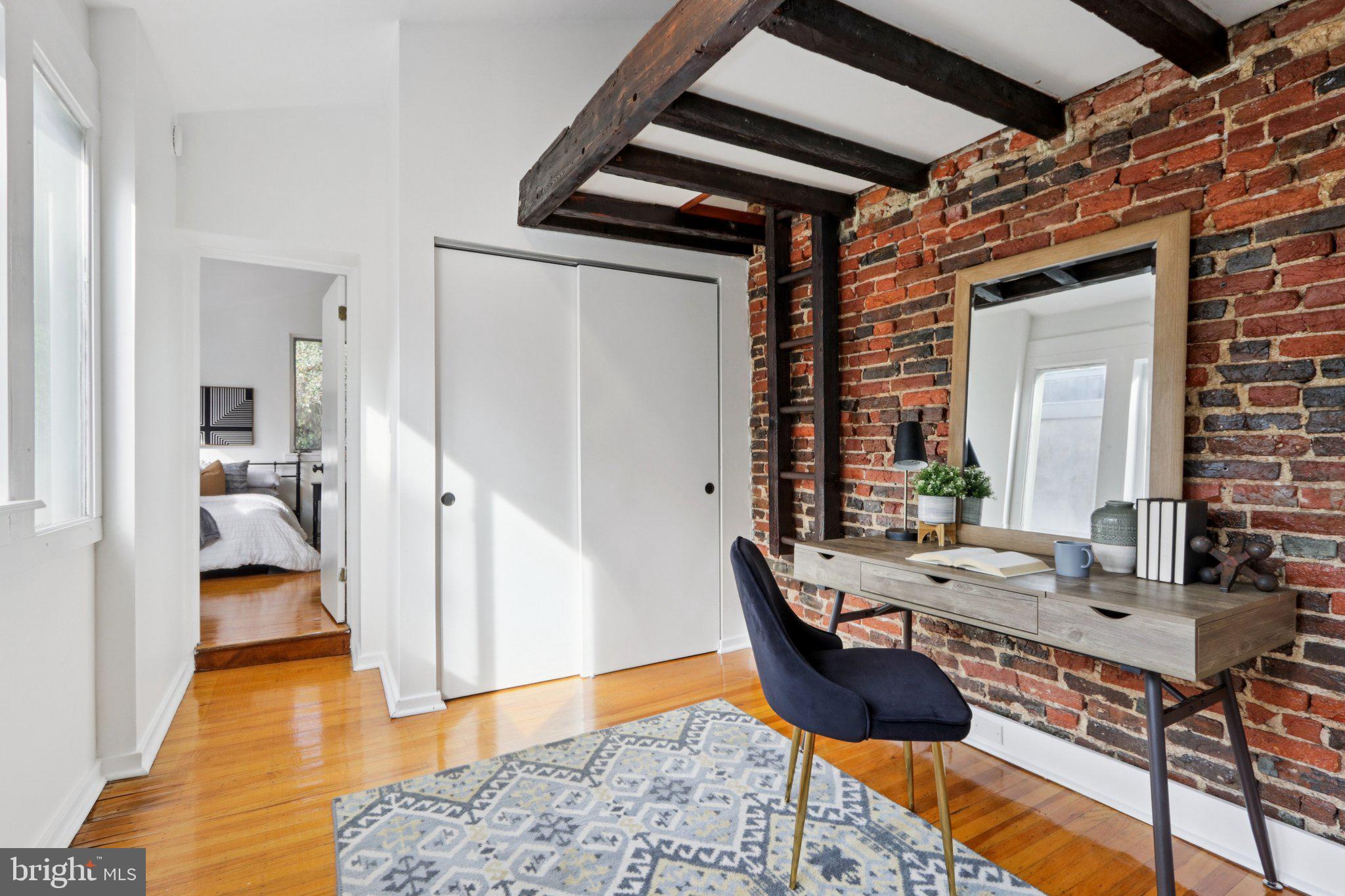 QUEEN VILLAGE - Residential