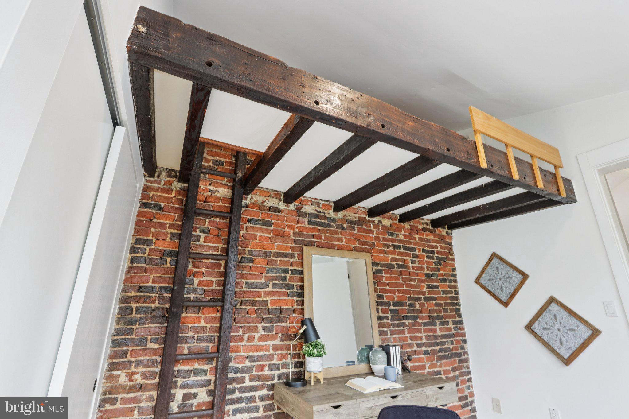 QUEEN VILLAGE - Residential