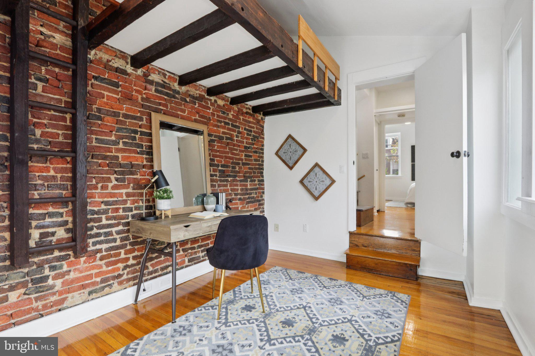 QUEEN VILLAGE - Residential