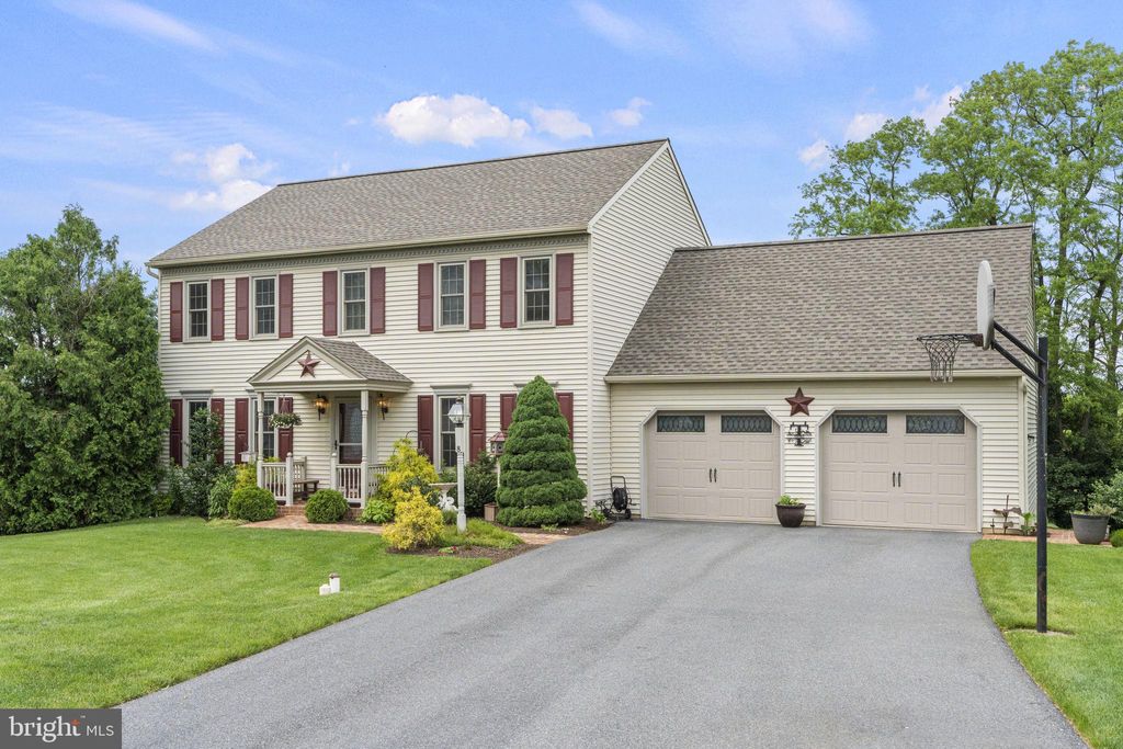 Photo of 8 Lantern Circle, Lititz, PA 17543 (MLS # PALA2051686)