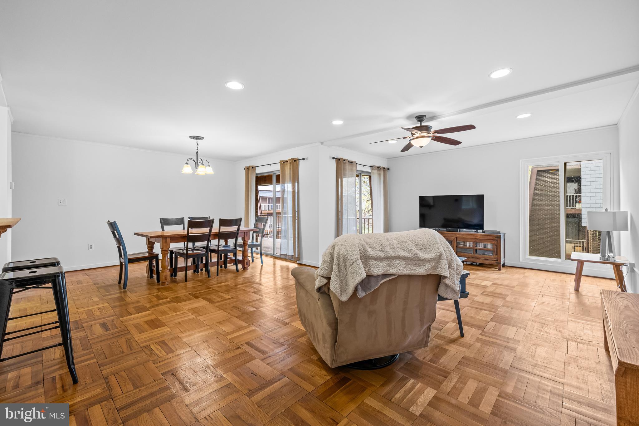 10 STONEHENGE CIRCLE 10-12