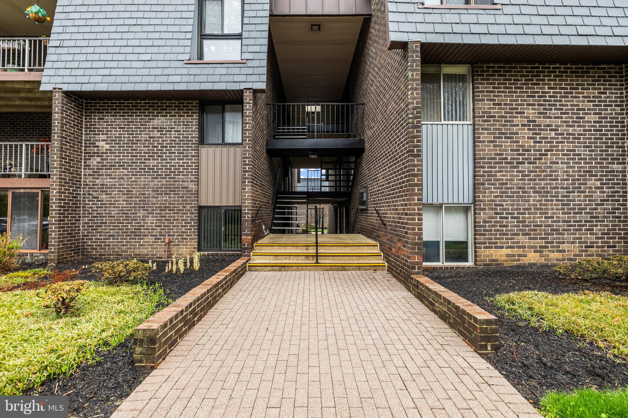 10 STONEHENGE CIRCLE 10-12