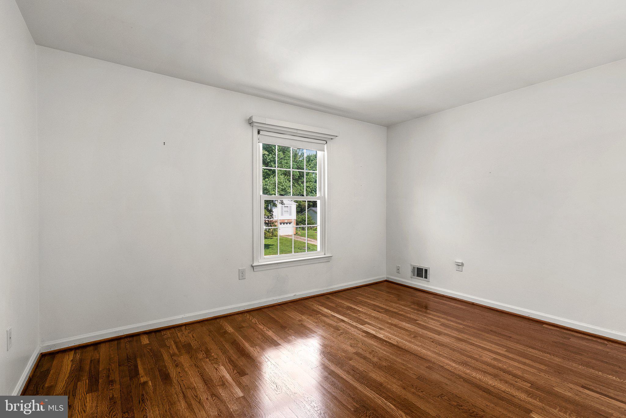 MANOR LAKE - Residential