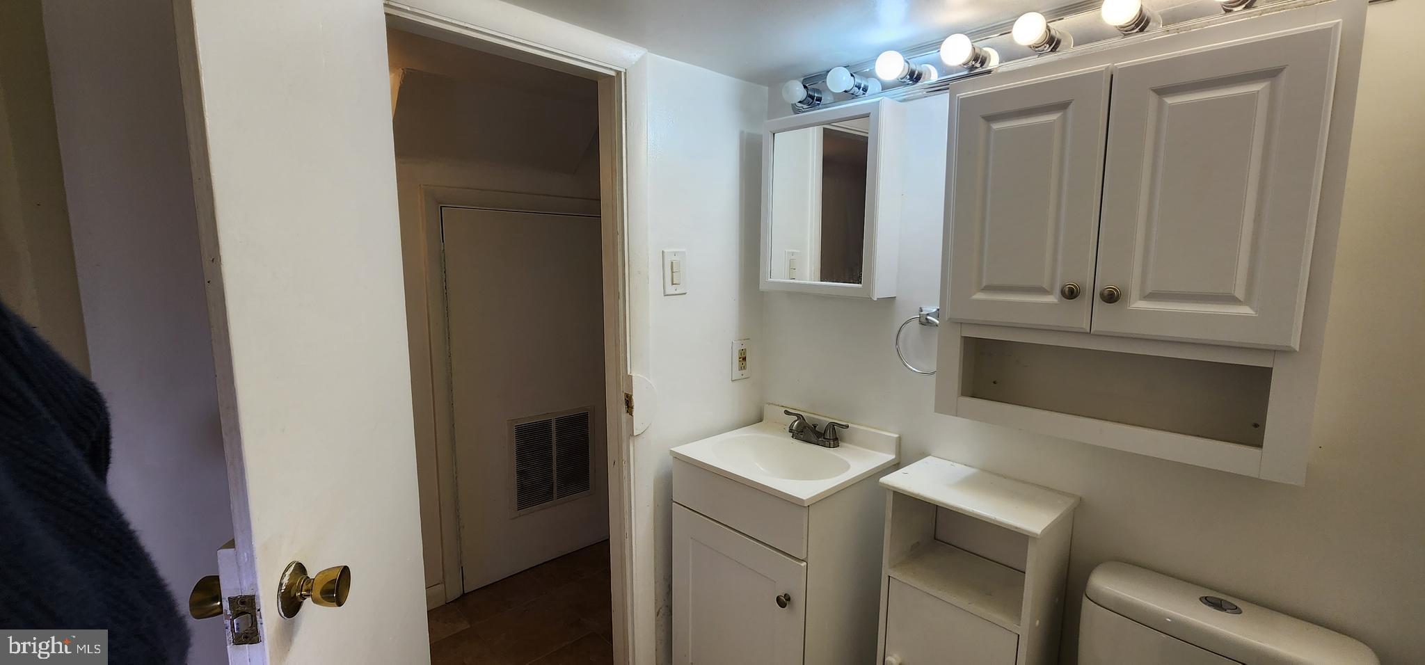 CATONSVILLE KNOLLS - Residential Lease