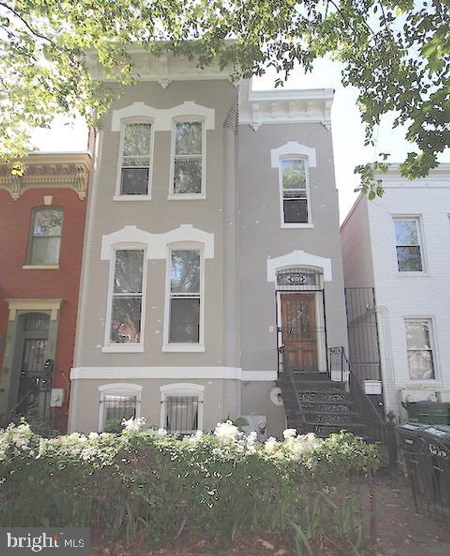 Lovely 2 bd 2 ba top floor apartment at 9th and O Streets NW. Features include:

2 huge bedrooms (16x13 and 15x14)
2 full bathrooms- soaking tub and jacuzzi tub
all newer hardwood floors
tall ceilings
lots of light
tons of storage/closets
stainless appliances with gas stove and dishwasher
Stunning historic crown molding 
floor to ceiling windows
neutral decor throughout
washer dryer in unit

Fantastic location near City Market at O featuring Giant's flagship store and so much more. A short 4 block walk to Mt Vernon Square Metro. Easy walk to Wholefoods, Logan Circle, U Street corridor, Convention Center, and so much more. Literally steps to Michelin starred local restaurants, Blagdon Alley, infamous Columbia Room, night spots, shops, cafe's, fitness businesses, and more.

Walk score says......
97/100 walkers paradise
98/100 bikers paradise

$3895 plus utilities. One+ year lease. Street parking only.

Investors Management, Inc.

EHO