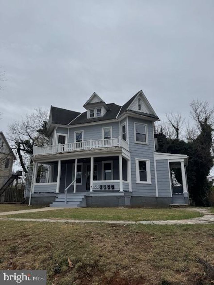 Recently updated 4 unit building now available.  Please do not disturb the tenants. 
Apt 1 in year least term paying 1000
Apt 2 vacant and rents for 1100
Apt 3 in year lease term rents for 1050
Apt 4 in year lease term rents for 1000