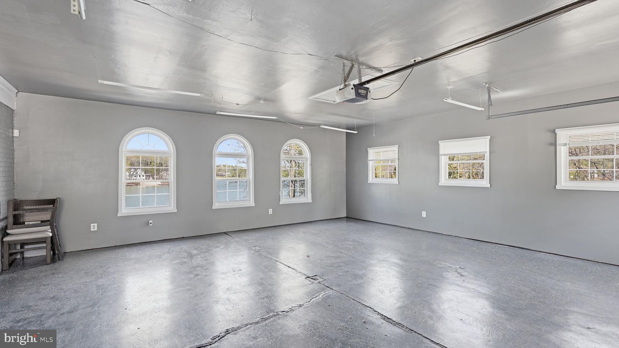 LAKE LAND - Residential