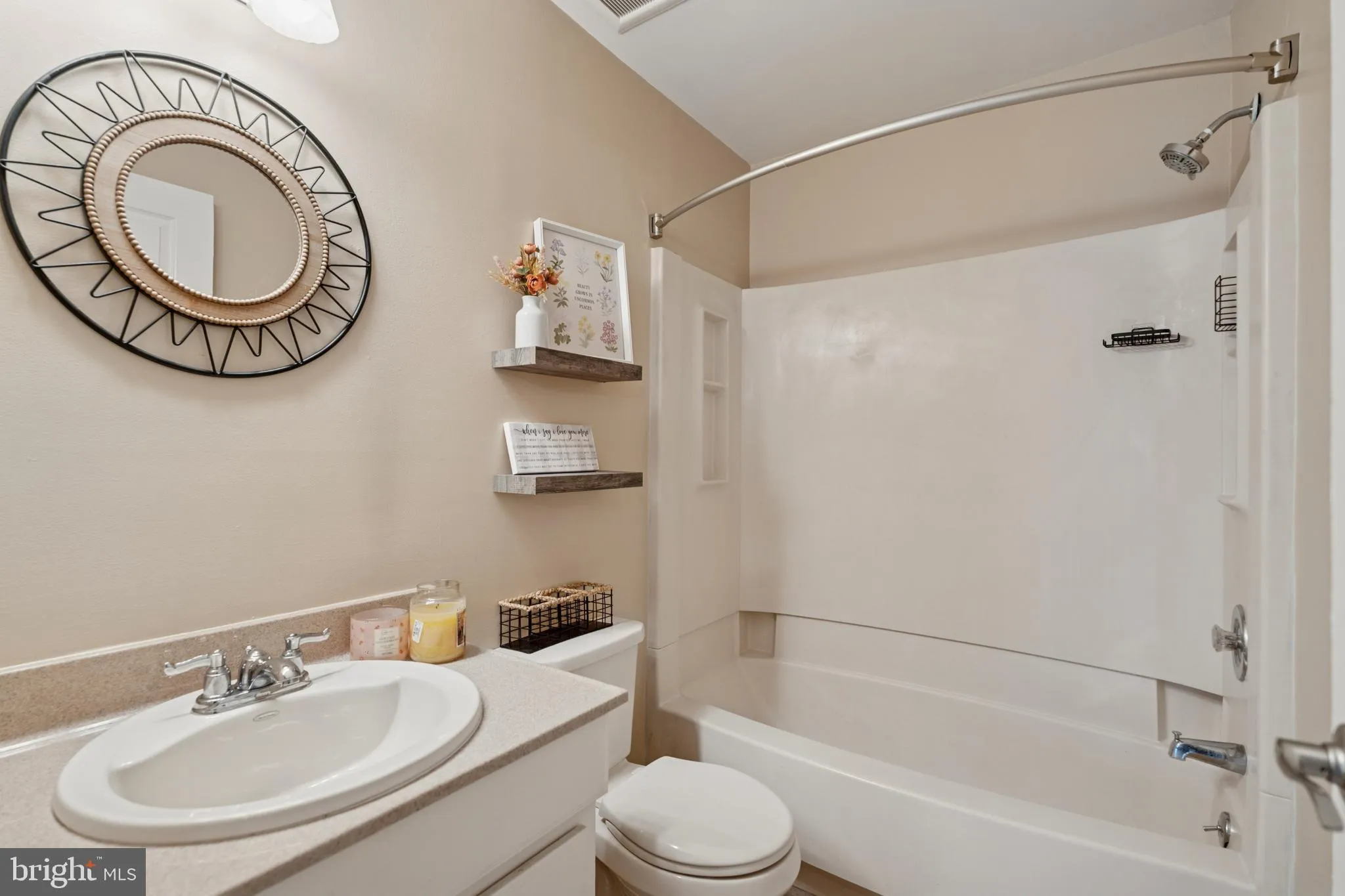 Newtown, Pennsylvania 18940, United States, 2 Bedrooms Bedrooms, ,2 BathroomsBathrooms,Residential,Pending,181419