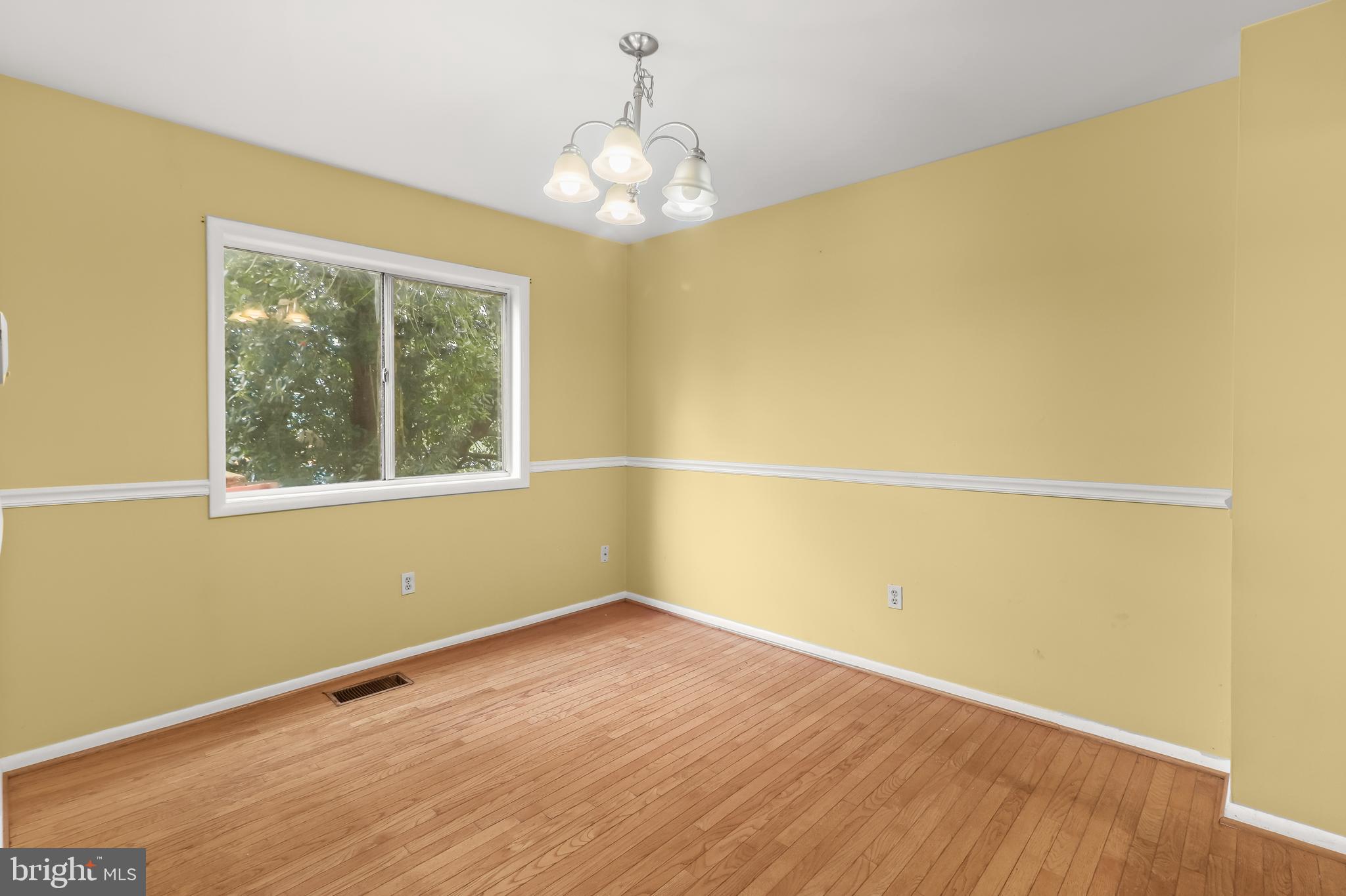 LAURELTON - Residential