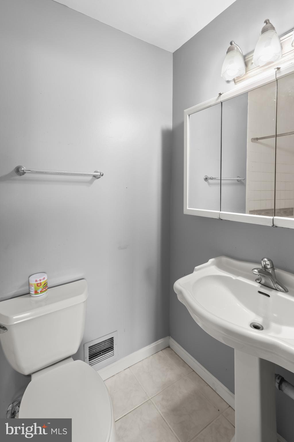 LAURELTON - Residential