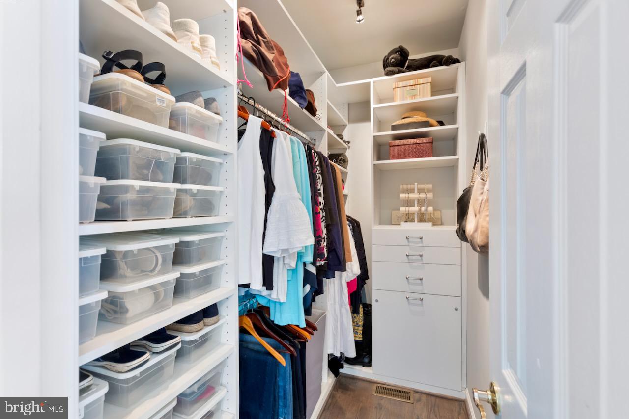 ASHBURN VILLAGE - Residential