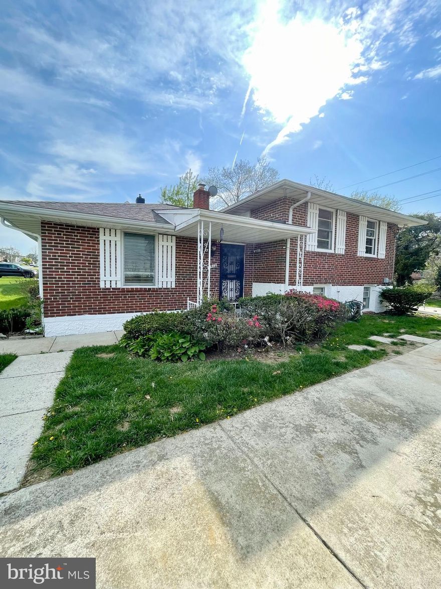WELCOME HOME TO 3512 MAYFAIR RD. THIS WELL-MAINTAINED SPLIT FOYER FEATURES 3 LARGE BEDROOMS AND SPACIOUS DEN WITH A BUILT IN BAR. THIS HOME OFFERS PLENTY OF STORAGE SPACE AND IDEAL PARKING WITH A DETACHED CAR GARAGE. RELAX AT THE BEAUTIFUL BAY WINDOW AND GORGEOUS LOT WITH PATIO.

MINIMUM  650 CREDIT SCORE, VERIFIABLE EMPLOYMENT HISTORY AND INCOME, CREDIT AND BACKGROUND CHECK REQUIRED. ALL TENANTS 18 YEARS OF AGE AND OLDER ARE REQUIRED TO COMPLETE AN APPLICATION PRIOR TO LEASING. RENTER INSURANCE IS REQUIRED.