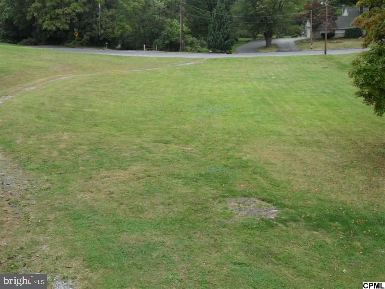 Very nice level lot in established neighborhood. Public water and sewer available at site. Bring any Builder.