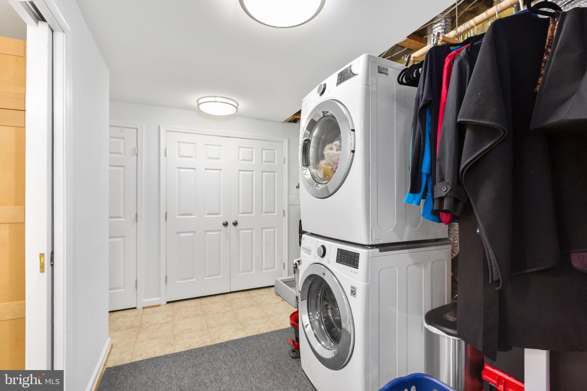 COLLEGE HALL GROVE - Residential