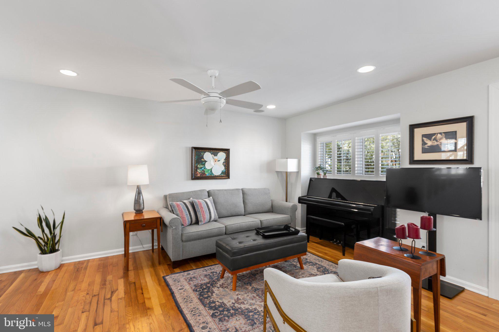 COLLEGE HALL GROVE - Residential