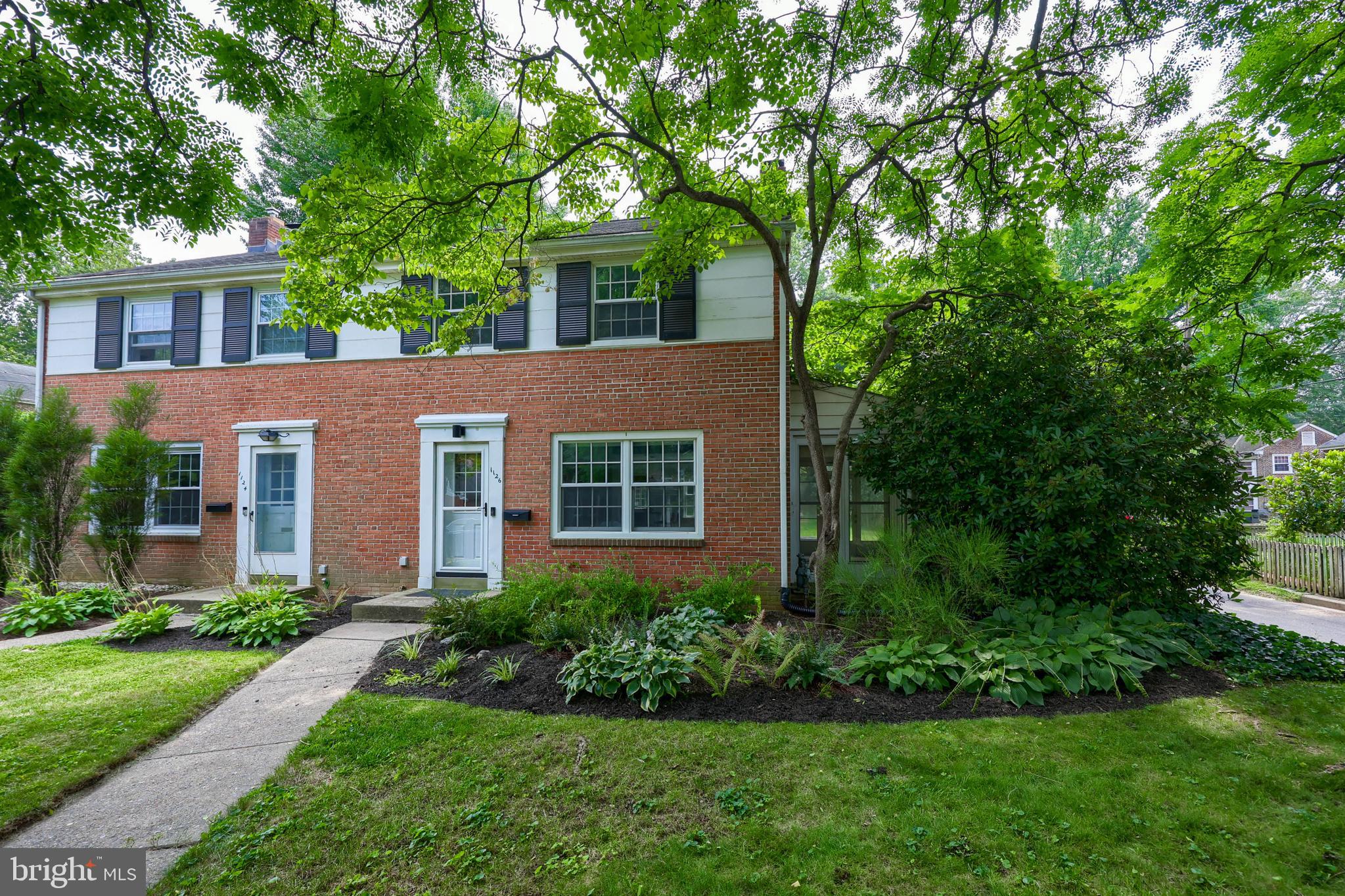 1126 W CLAY STREET