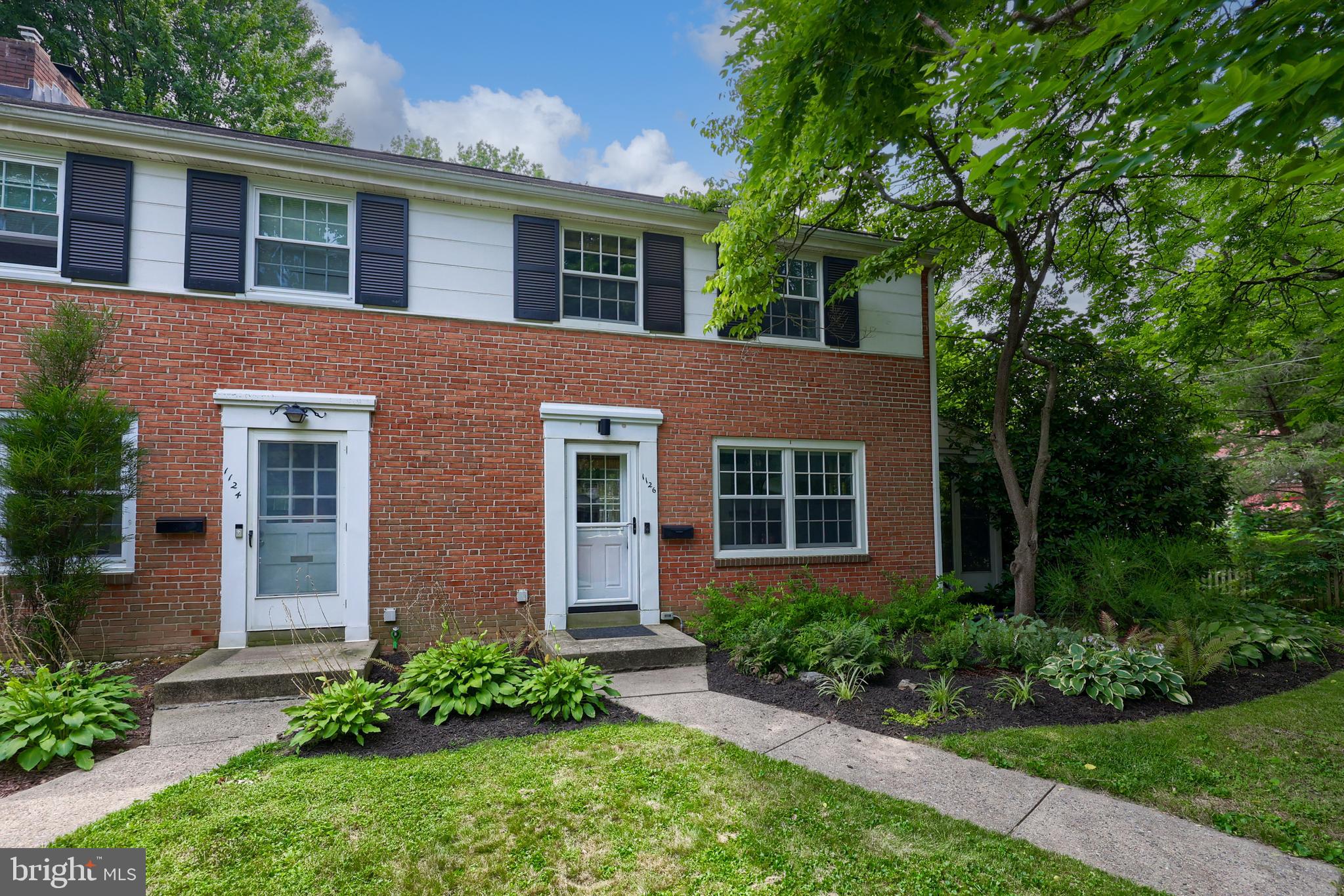 1126 W CLAY STREET