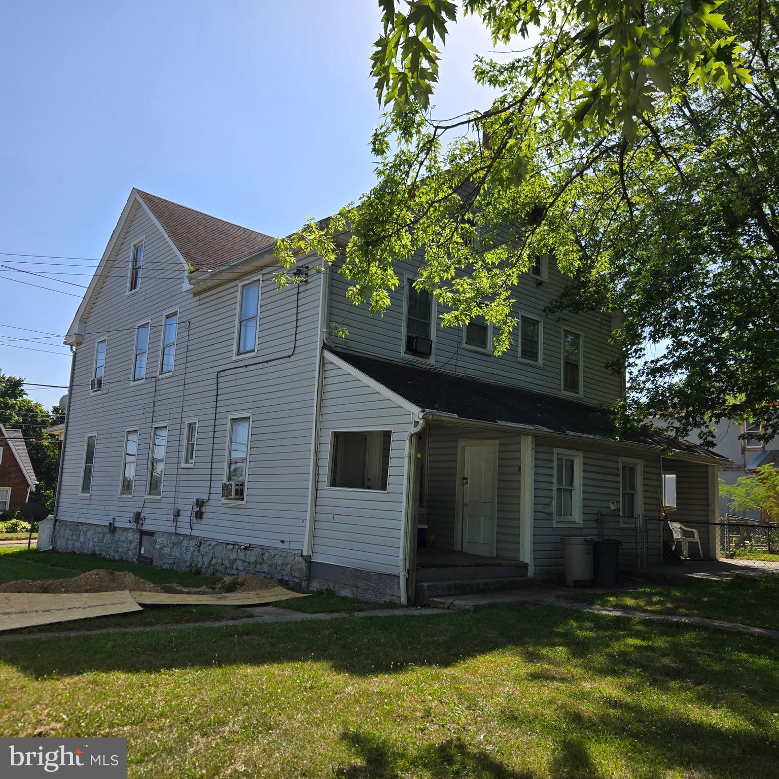 621/623 E MOLER AVENUE