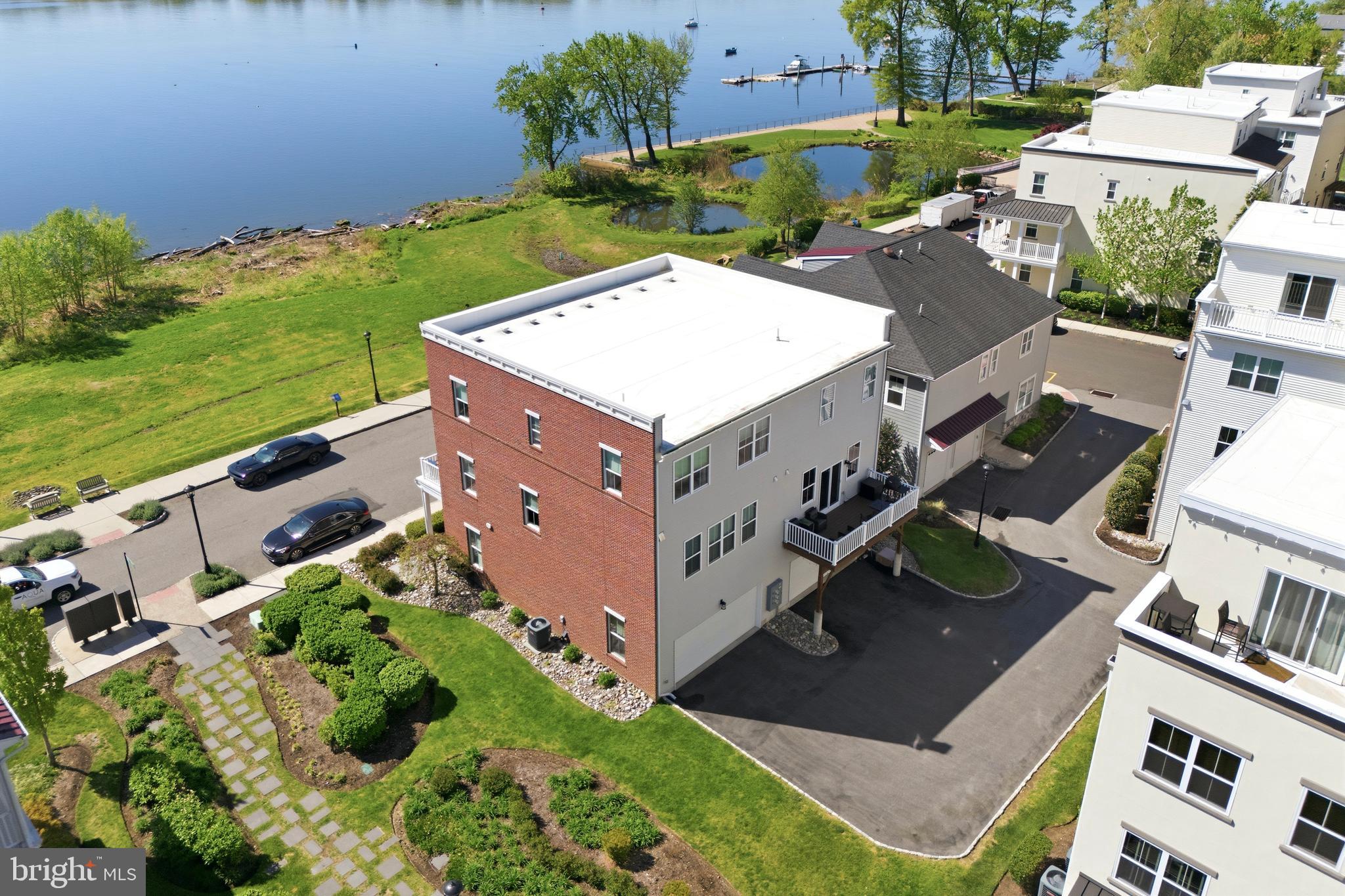 WATERSIDE - Residential