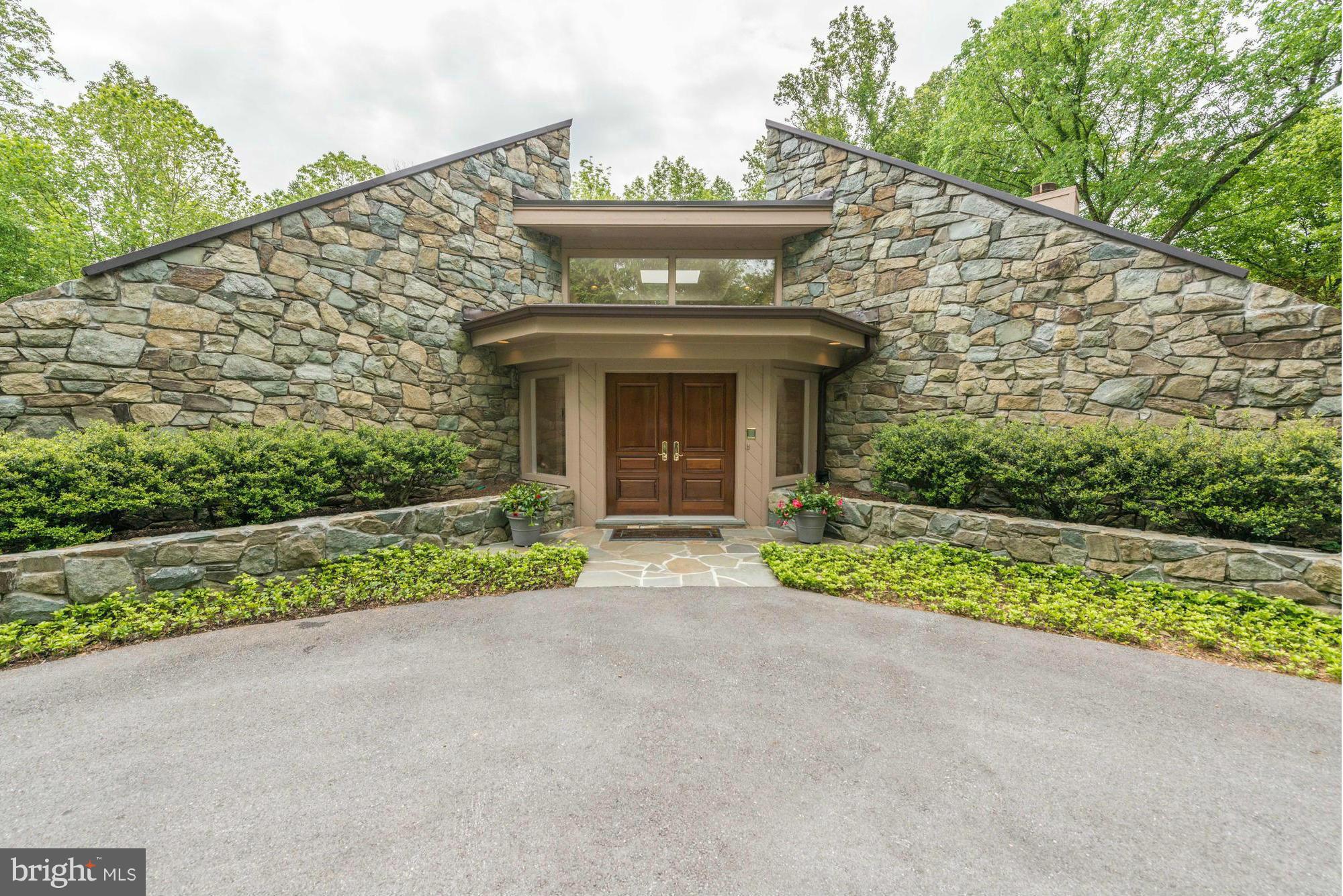 Extraordinary Custom-built Contemporary on 2 acre lot in Mazza Woods. Designed by Architect, Roy Mason, the floorplan lends itself to comfortable family living & gracious entertaining. Boasts generous size living spaces w/ warm hardwood floors, airy ceiling heights, large windows, kitchen with double island open to FR, 1st floor master, 4 fireplaces, 3-car garage w/ office above, & an indoor pool.