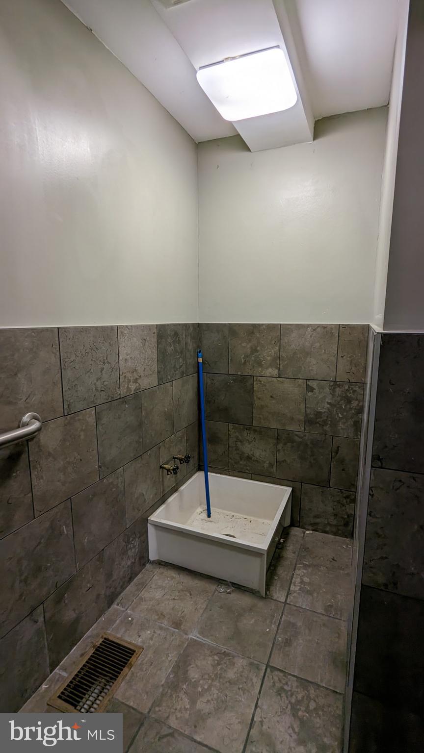 NORRIS SQUARE - Commercial Lease