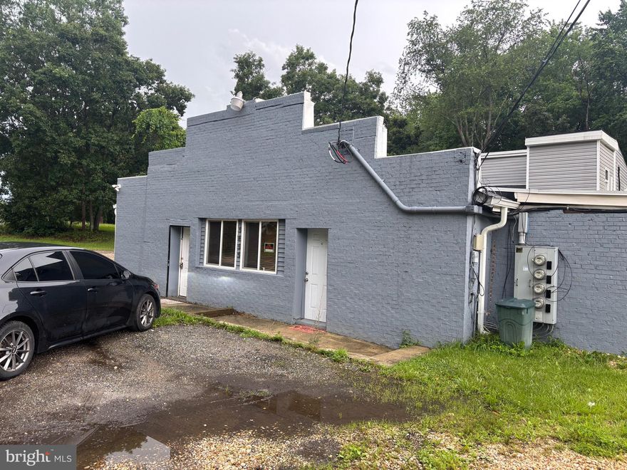 Water, Trash, and WiFi are all included in the Rent.  Studio apartment that is perfect for a first apartment or someone who just doesn't need that much space and enjoys the minimalism life. The kitchen provides you with everything you need to make meals at home, and the full bath has a beautiful walk-in shower, perfect for holding your own personal concert every morning.