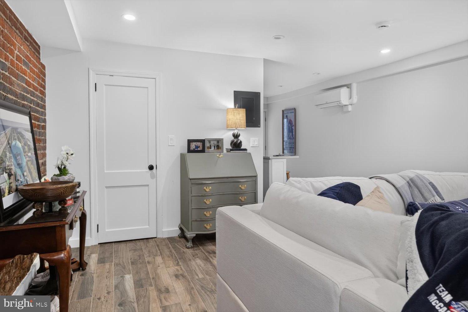 215 5TH STREET SE