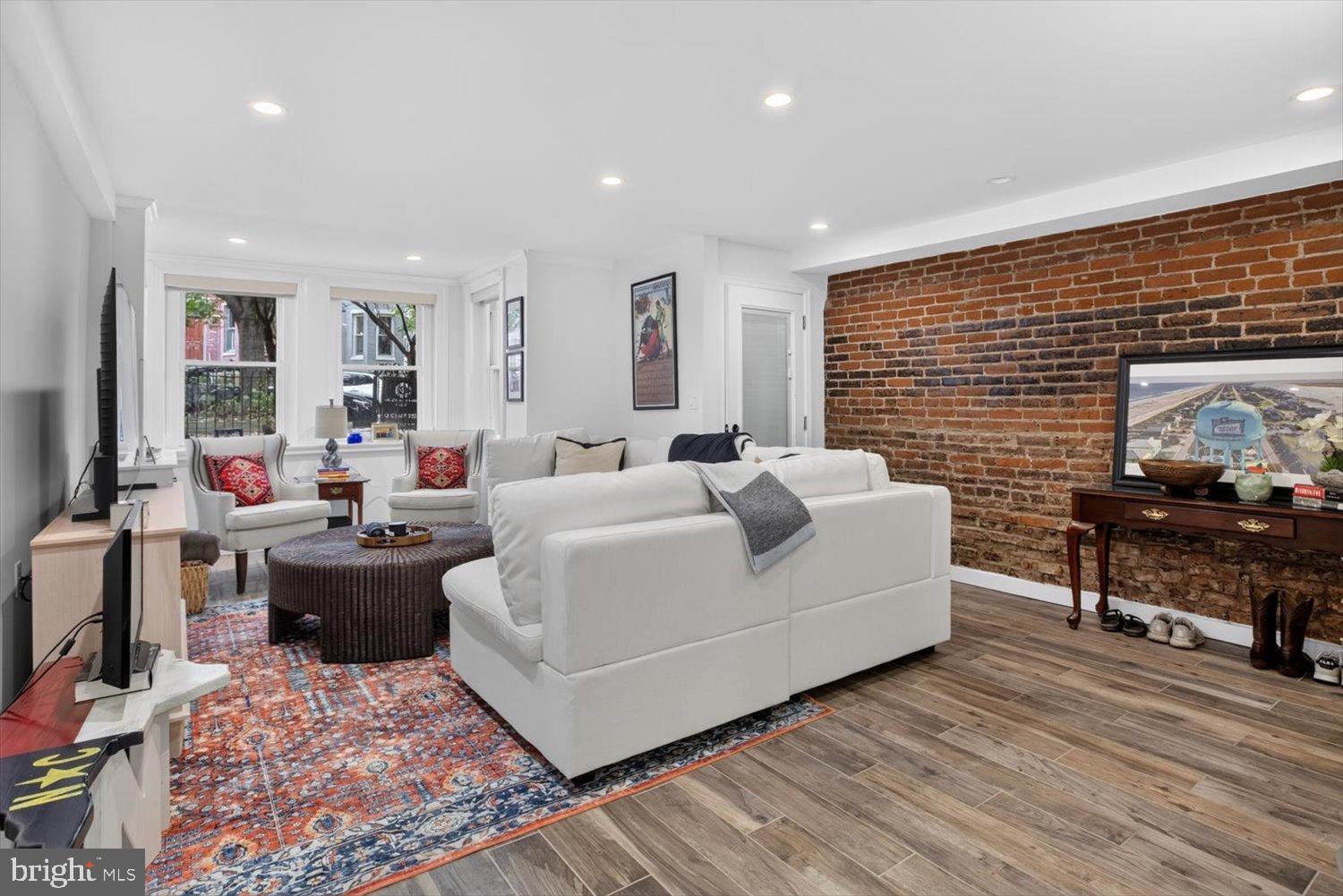 215 5TH STREET SE