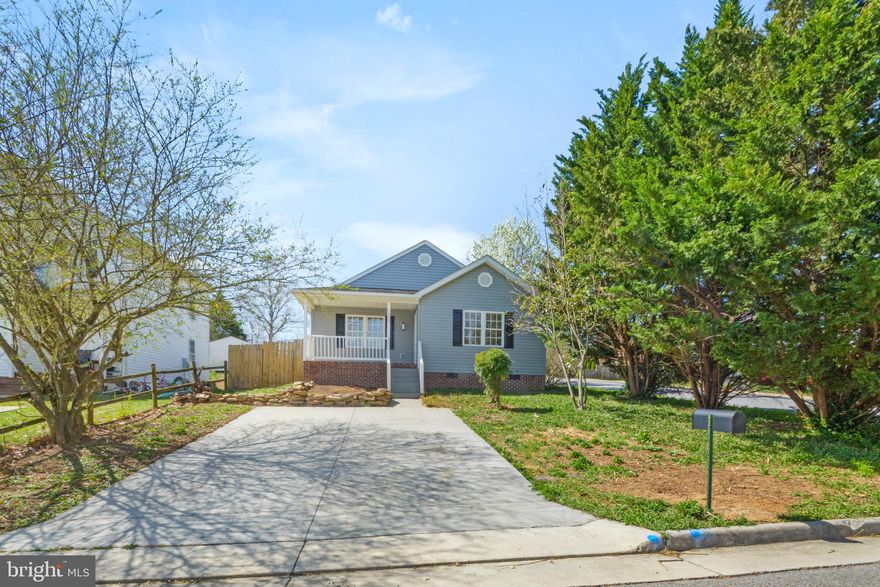 BEAUTIFUL 3 BEDROOM, 2 BATH HOME IN WAYNESBORO, VA! HARDWOOD FLOORS, NEW CARPET, FRESHLY PAINTED, COVERED FRONT PORCH, STAINLESS STEEL APPLIANCES, AND MORE! YOU WILL NOT BE DISAPPOINTED! READY TO MOVE IN TO, SCHEDULE YOUR TOUR ON SHOWING TIMES TODAY!