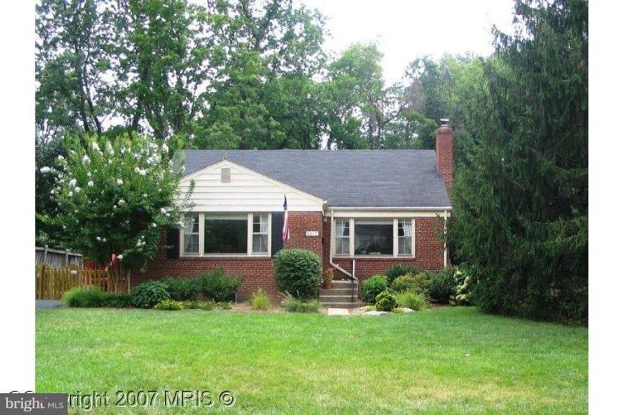 IN THE HEART OF MCLEAN! ALL FINISHED 3 LEVELS; 5/6 BR, 3 FULL BATHS. FENCED, DECK, FIREPLACE, WALKOUT BASEMENT WITH LARGE REC ROOM. LARGE  BACKYARD WITH STORAGE SHED AND PLAYGROUND. PETS: CASE BY CASE.