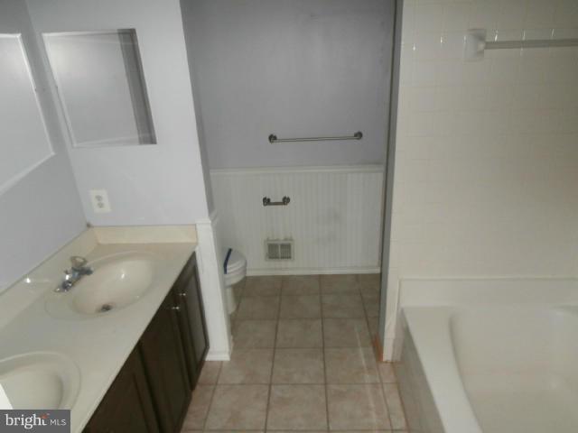 CONSTANT FRIENDSHIP - Residential