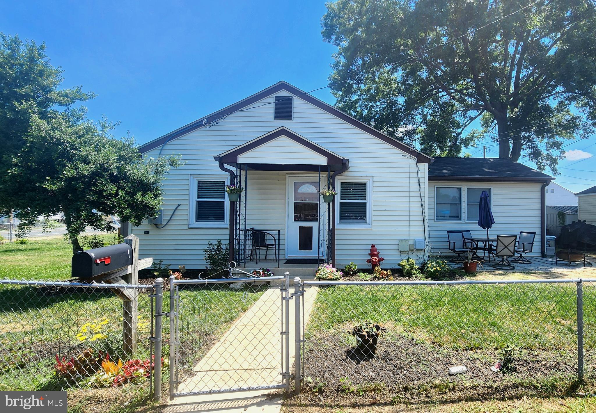 FANTASTIC & AFFORDABLE!!!! 3bed, 1 full bath house in Potomac Heights Community. Seller's are willing to give the gray food pantry to any buyer who might want it. If not, they'll take it with them. Appliances were updated within the last few years. There are 2 outdoor stage spaces and guests don't have to park along the street, there's a parking lot across the street for the guests to park in. This community is close to major highway 210, which allows for quick access to DC/MD/VA. It's also within miles of the Indian Head Naval Base.