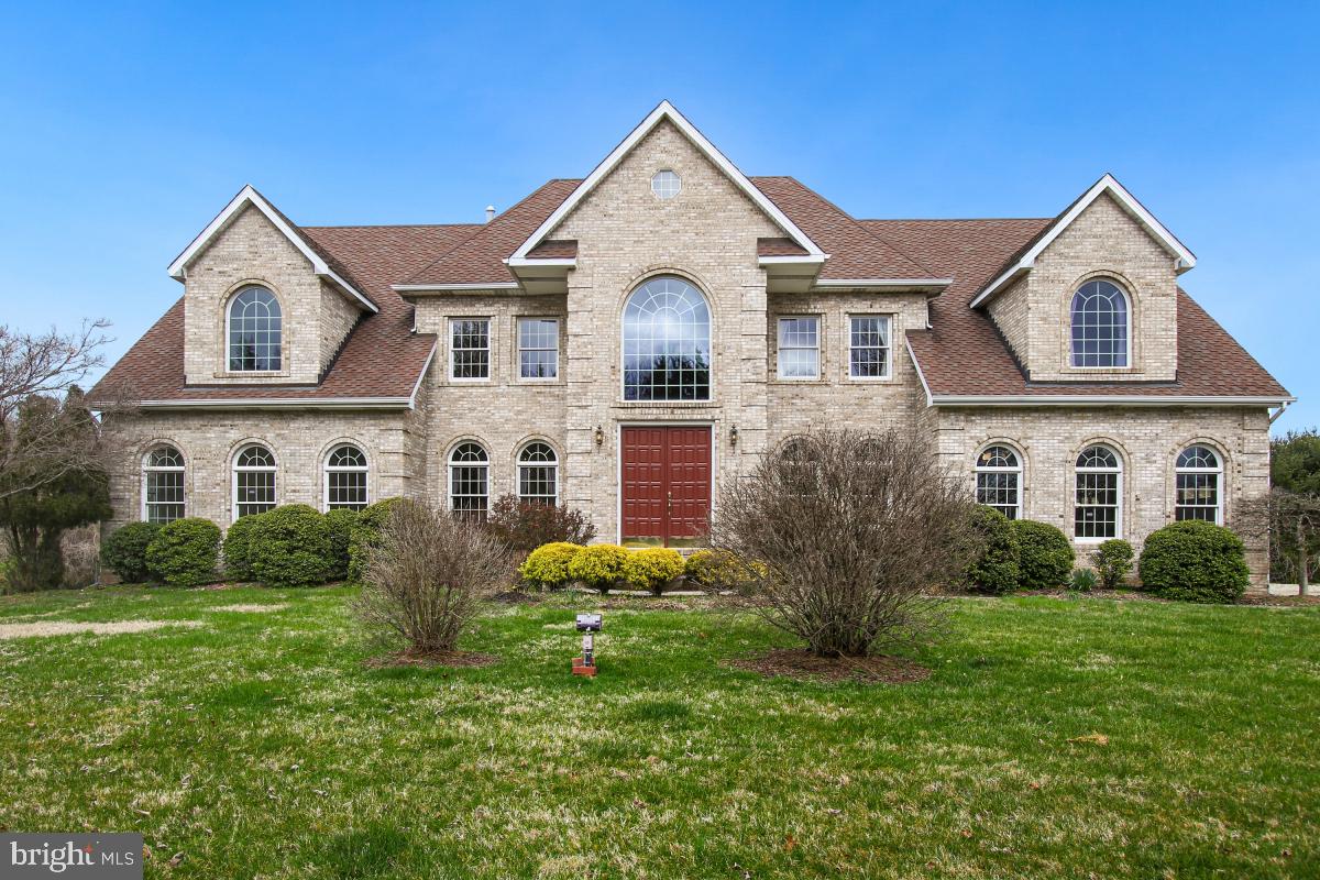 THIS BEAUTIFUL SUN-FILLED CUSTOM BUILT BRICK HOME SITUATED ON
1.71 ACRES WITH SPECTACULAR WOODED VIEWS!! LOCATED ON A QUIET
CUL-DE-SAC, 6 BEDROOMS, 4 ½ BATHS, 3 FIREPLACES, LIBRARY/OFFICE,
AND A FOUR-CAR GAGAGE. LOTS OF SPACE TO ENTERTAIN INDOORS AND
OUTDOORS! BEAUTIFUL FLOOR PLAN W/LARGE ROOM"S. THE MAIN LEVEL
FEATURES A 9 FOOT CEILINGS, LIBRARY/OFFICE WITH SEPARATE
ENTRANCE, FORMAL LIVING ROOM, DINNING ROOM, LARGE FAMILY ROOM
WITH FIREPLACE, PANTRY W/WET BAR, LARGE WALK-IN PANTRY, POWDER
ROOM AND A GOURNMENT KITCHEN. HARDWOOD FLOORS THROUGHOUT
THE MAIN LEVEL AND UPPER-LEVEL HALLWAY. THE UPPER-LEVEL, WITH 9
FOOT CEILINGS, LARGE WIDE CENTRAL HALLWAY, HUGE MASTER SUITE
WITH VAULTED CEILLINGS, SITTING ROOM WITH WET BAR, FIREPLACE.
AND WALK IN CLOSET. TRAY CEILINGS WITH CEILING FANS THRU-OUT THE
ADDITIONAL 4 BEDROOMS. FULLY FINISHED WALKOUT BASEMENT WITH A
LARGE REC ROOM WITH FIREPLACE, EXERCISE ROOM. LARGE DECK,
WALKING DISTANCE TO SENECA RIDGE TRAIL, WINDRIDGE
WINERY, TRULY A MUST SEE!! WELCOME HOME!