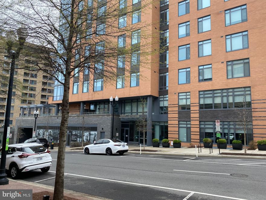 Spacious and bright 2-bedroom, 2-bathroom condo in a fantastic location just minutes from Washington, DC. Enjoy stunning views from your home, plus the convenience of garage parking and extra storage.
Located in a well-maintained building with great amenities, including a pool and fitness room. Walk to restaurants, shops, and the Clarendon Metro, making commuting and entertainment effortless!